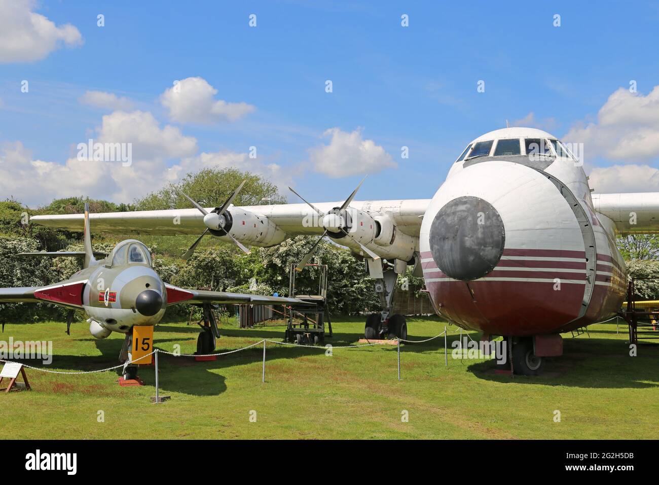 Hawker Hunter F.6A e Armstrong Whitworth 650 Argosy, Midland Air Museum, Coventry Airport, Baginton, Warwickshire, Inghilterra, Gran Bretagna, Regno Unito, Europa Foto Stock