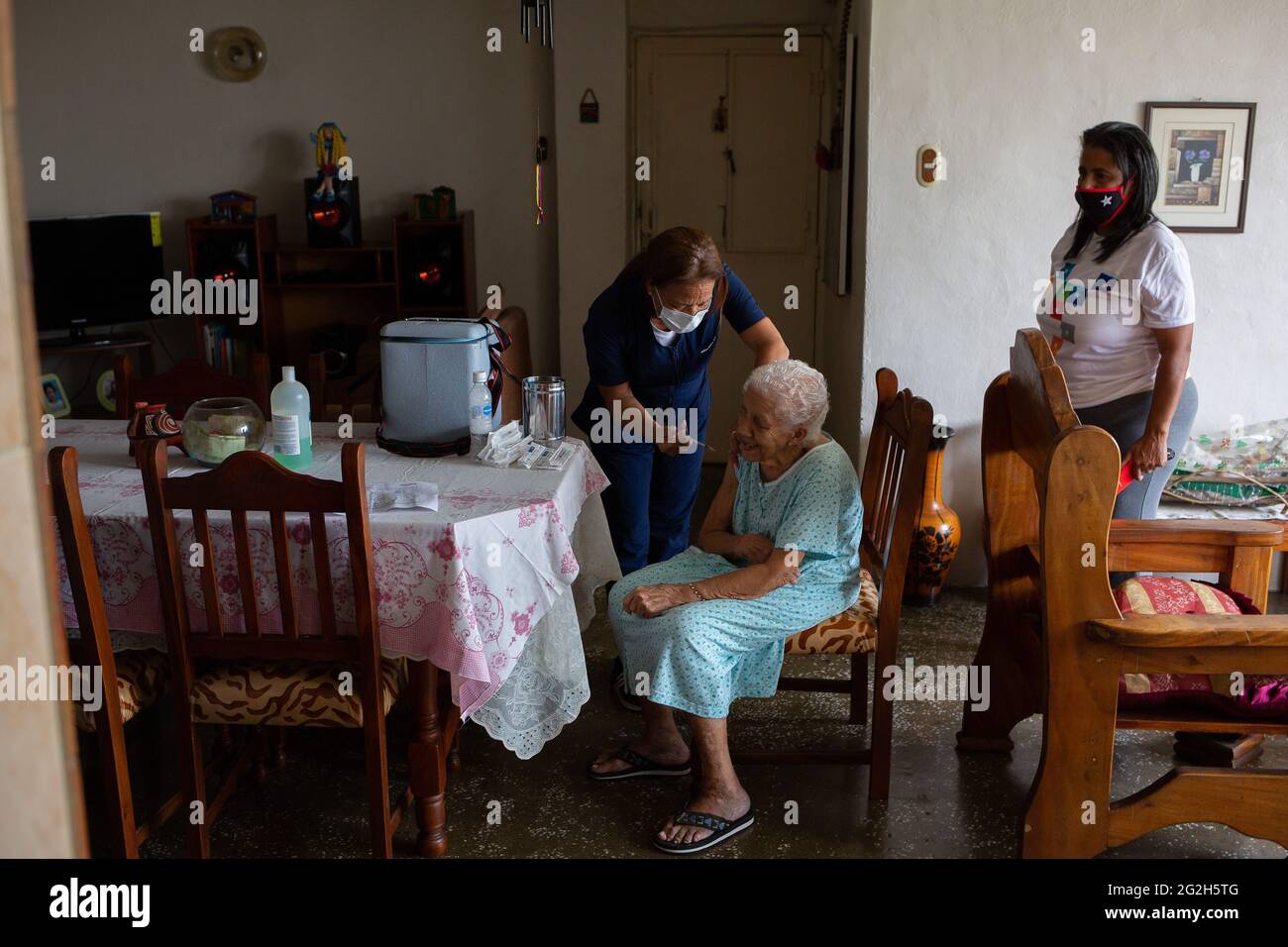 Caracas, Venezuela. 11 Giugno 2021. Un operatore sanitario somministra una prima dose del vaccino corona Sputnik V ad una donna anziana a casa sua. Secondo il Ministero della Salute, 247,847 sono stati infettati con Covid-19 a livello nazionale. Il tasso di mortalità è ufficialmente del 1.12%. Credit: Pedro Rances Mattey/dpa/Alamy Live News Foto Stock