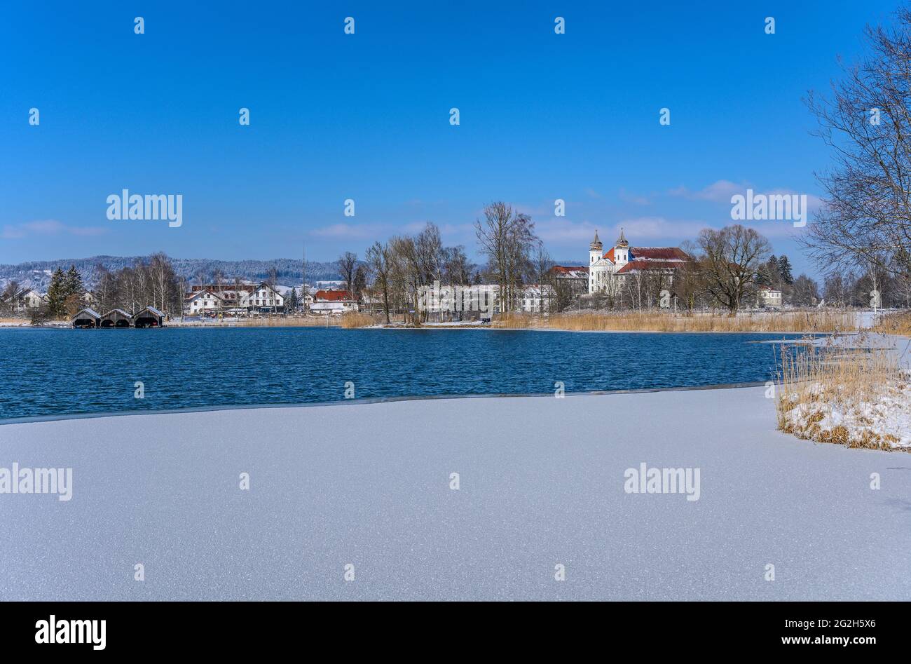 Germania, Baviera, alta Baviera, Tölzer Land, Schlehdorf am Kochelsee, Vista sulla città con il Monastero di Schlehdorf in inverno Foto Stock