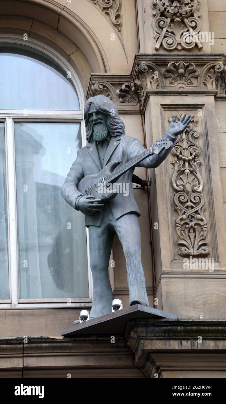 Statua di George Harrison sull'Hard Days Night Hotel a Liverpool Foto Stock