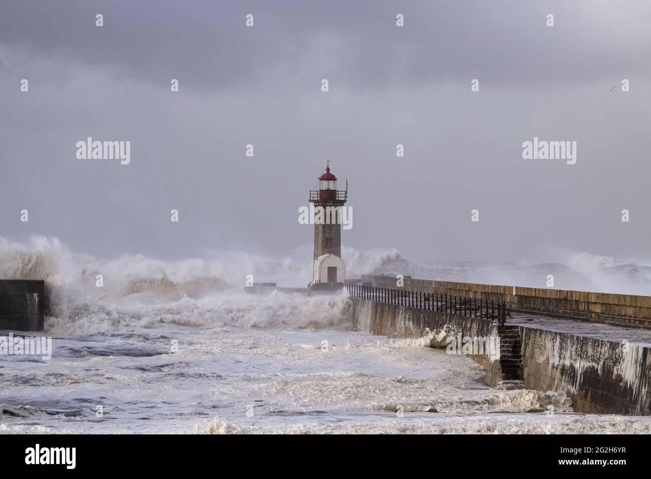Tempesta alla foce del fiume Douro, Porto, Portogallo Foto Stock