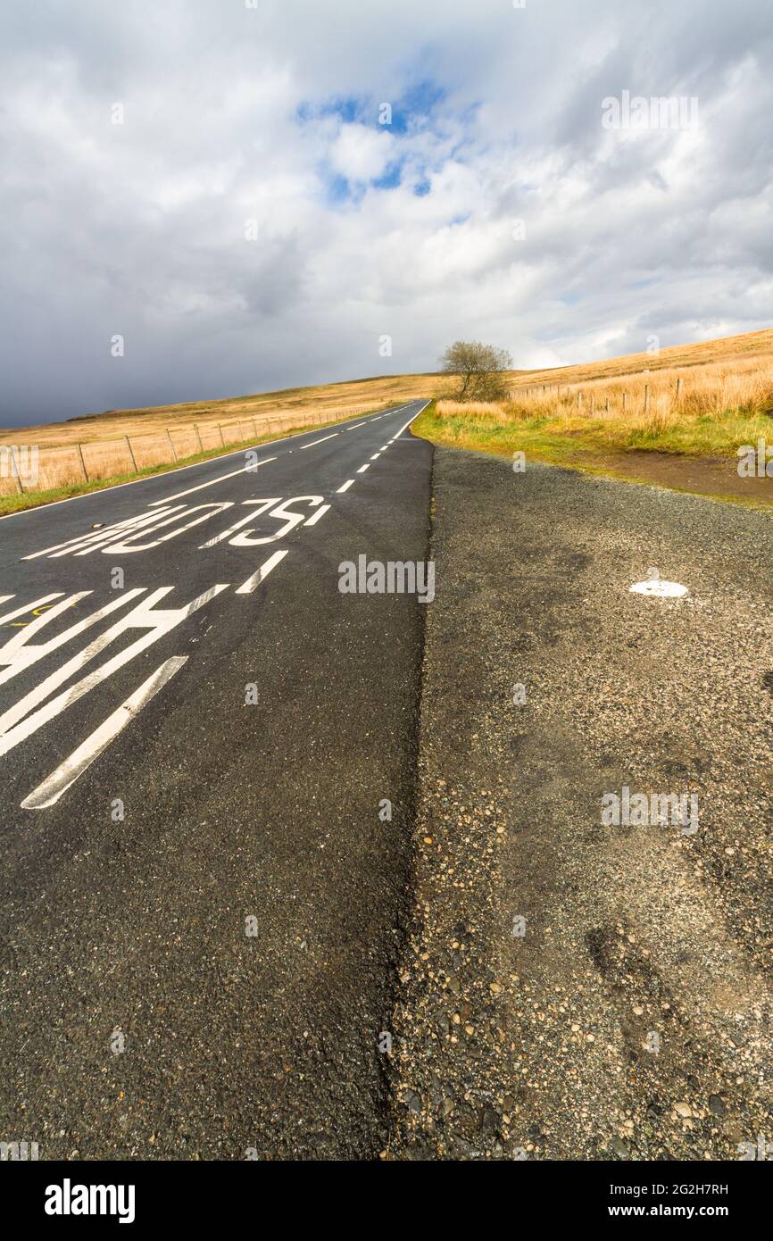 A nord di Pentrefoelas, Galles del Nord, la A543 strada attraverso la brughiera erbosa, parte del famigerato triangolo EVO per veicoli da corsa, ritratto, grandangolo. Foto Stock