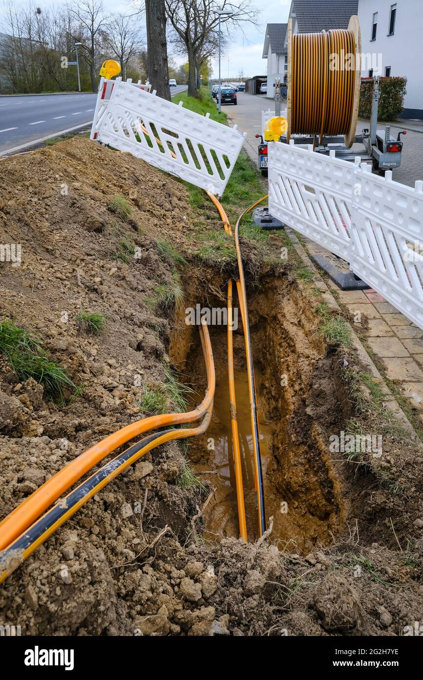 Rheinbach, Renania Settentrionale-Vestfalia, Germania - espansione della banda larga di Internet, interramento del cantiere di cavo in fibra ottica, tamburo del cavo con cavo in fibra ottica, nuova costruzione di percorsi in fibra ottica per conto di Telekom, connessione Internet veloce, connessione via cavo DSL per uso domestico. Foto Stock