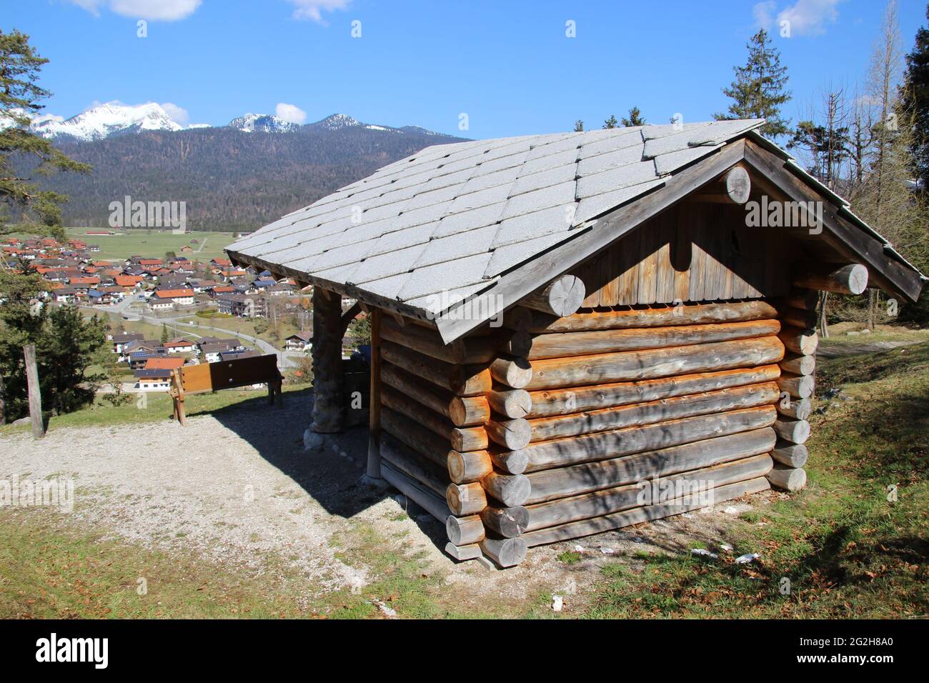 Zona di riposo, rifugio e punto di osservazione dopo la salita attraverso la Hüttlebachklamm in Krün, Monti Karwendel, Werdenfelser Land, alta Baviera, Baviera, Germania, Valle d'Isar, Alpenwelt Karwendel Foto Stock Zona di riposo, rifugio e punto di osservazione dopo la salita attraverso la Hüttlebachklamm in Krün, Monti Karwendel, Werdenfelser Land, alta Baviera, Baviera, Germania, Valle d'Isar, Alpenwelt Karwendel Foto Stock
