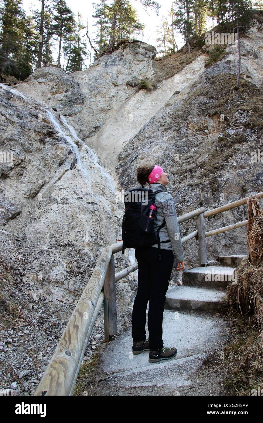 Escursione di giovani donne nel Hüttlebachklamm, vicino Krün, Monti Karwendel, Terra di Werdenfelser, alta Baviera, Baviera, Germania, Valle d'Isar, Alpenwelt Karwendel, godendo della vista Foto Stock