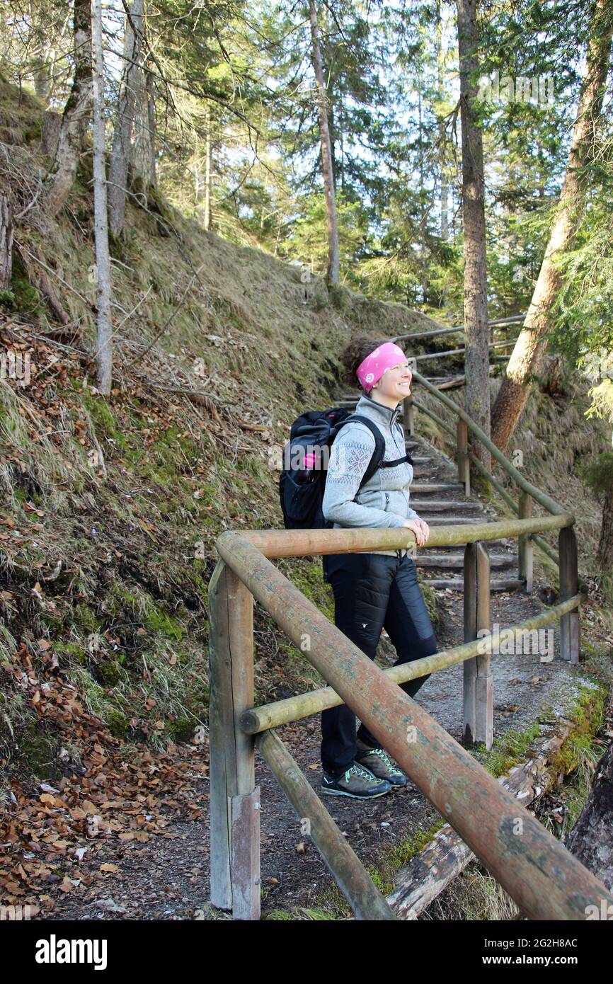 Escursione di giovani donne nel Hüttlebachklamm, vicino Krün, Monti Karwendel, Terra di Werdenfelser, alta Baviera, Baviera, Germania, Valle d'Isar, Alpenwelt Karwendel, godendo della vista Foto Stock