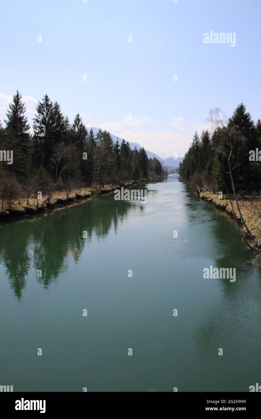 Il corso del Loisach nel Loisach-Kochelsee-Moor è un paesaggio di 3600 ettari di bassa brughiera costituito da basse e rialzate torbiere sul Loisach in alta Baviera, conservazione della natura. La maggior parte della zona è designata sia come FFH che come santuario degli uccelli. Germania, Baviera, alta Baviera, area compresa tra Kochel e Benediktbeuren, Großweil Foto Stock