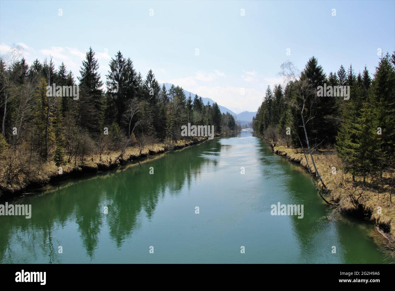Il corso del Loisach nelle brughiere di Loisach-Kochelsee, un paesaggio di 3600 ettari di fen sul Loisach in alta Baviera, costituito da brughiere basse e alte, conservazione della natura. La maggior parte della zona è designata sia come FFH che come santuario degli uccelli. Germania, Baviera, alta Baviera, zona tra Kochel e Benediktbeuern, Großweil Foto Stock