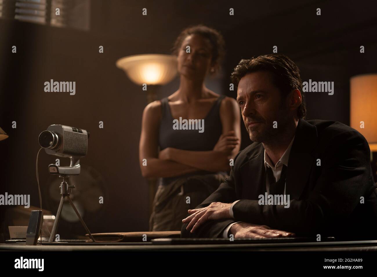 DATA DI PUBBLICAZIONE: 20 agosto 2021 TITOLO: Reminiscence STUDIO: Kilter Films REGISTA: Lisa Joy PLOT: Uno scienziato scopre un modo per rivivere il tuo passato e utilizza la tecnologia per cercare il suo amore perduto a lungo. CON LA STELLA: THANDIE NEWTON, HUGH JACKMAN come Nick Banister. (Immagine di credito: © kilter Films/immagini di intrattenimento) Foto Stock
