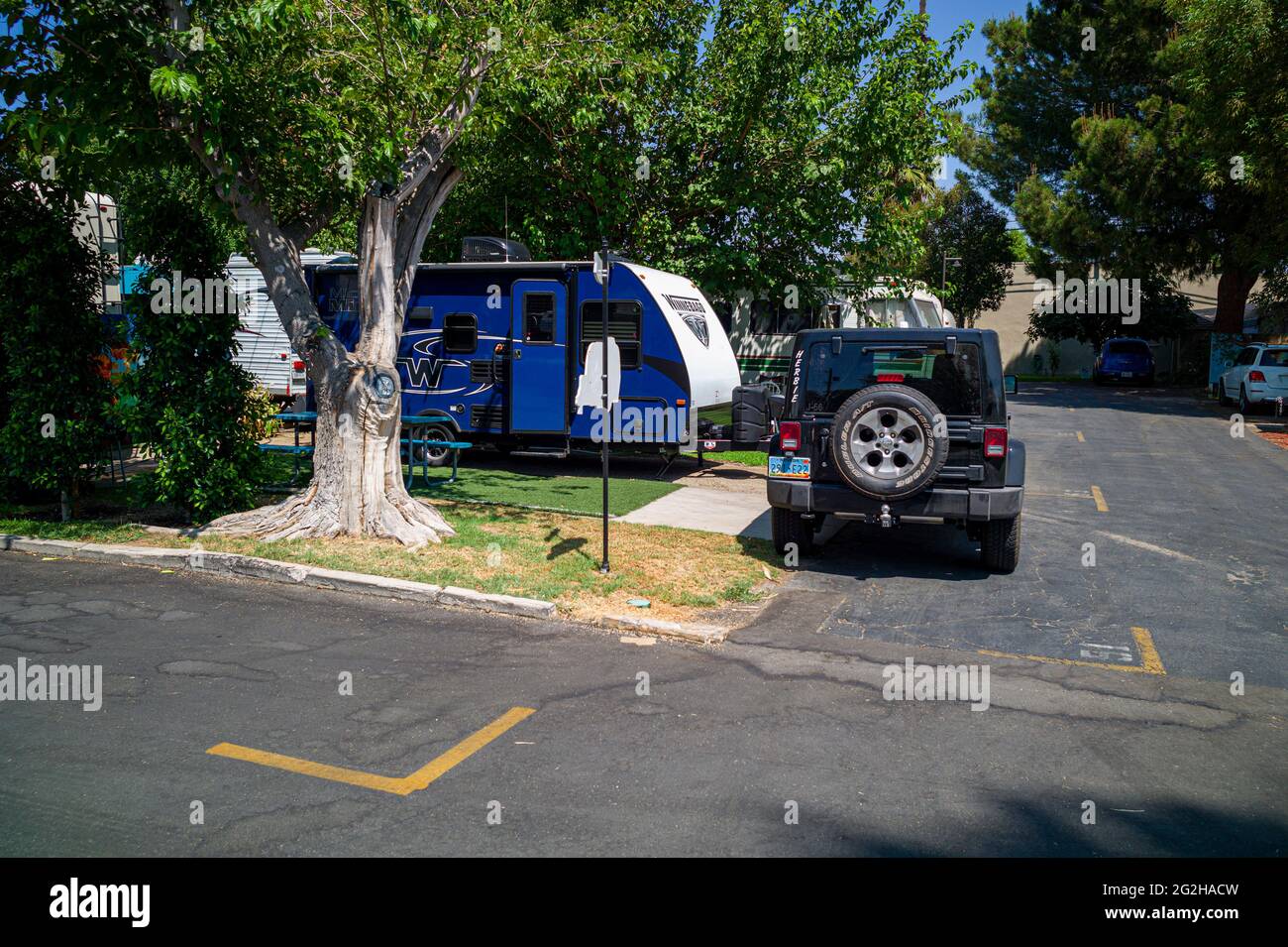 Jeep e Caravan nel parco Hollywood RV a Los Angeles, spesso conosciuta con le sue iniziali L.A., è la città più popolosa dello stato della California, Stati Uniti Foto Stock