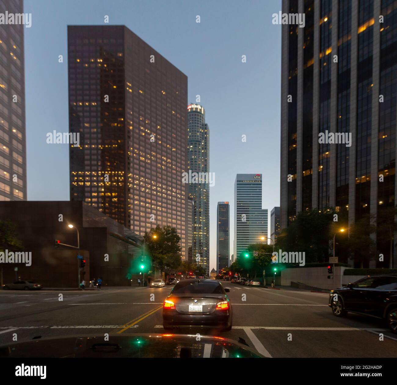 Centro DI LOS ANGELES durante l'ora blu. Le luci della città iniziano a apparire. Los Angeles, California, Stati Uniti Foto Stock