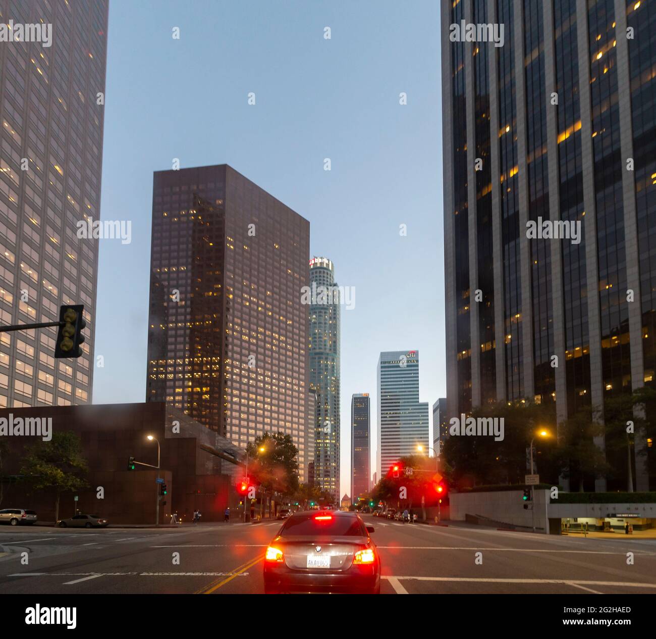 Centro DI LOS ANGELES durante l'ora blu. Le luci della città iniziano a apparire. Los Angeles, California, Stati Uniti Foto Stock