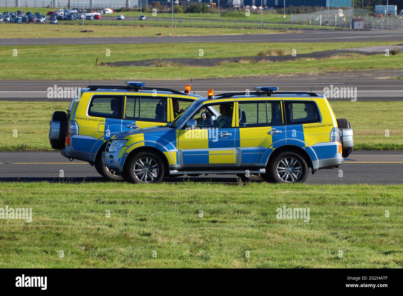 Due SUV Mitsubishi Shogun operati dalla polizia scozzese (SF12 CBO e SF12 CBY), all'aeroporto di Prestwick in Ayrshire, Scozia. Foto Stock