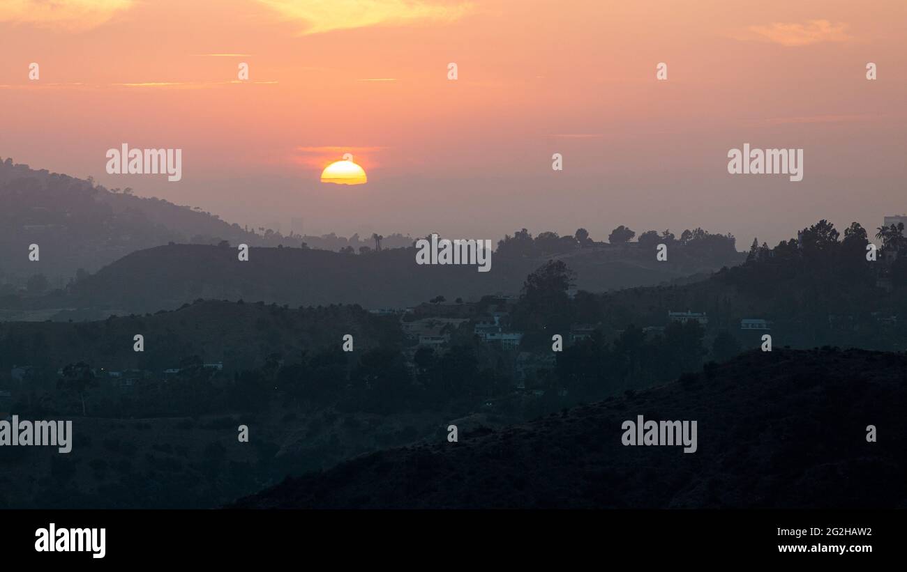 La vista dal famoso Osservatorio Griffith edificio museo sulle colline di Hollywood a Los Angeles, California, Stati Uniti Foto Stock