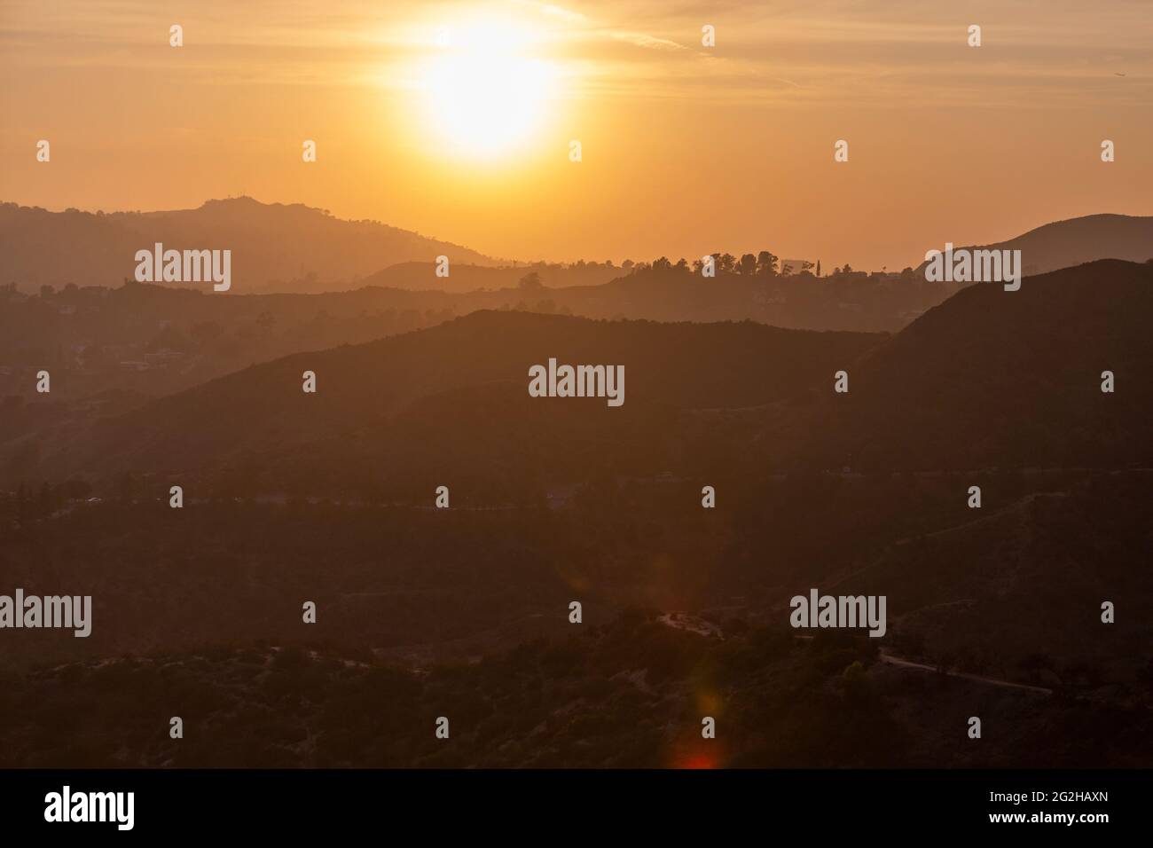 La vista dal famoso Osservatorio Griffith edificio museo sulle colline di Hollywood a Los Angeles, California, Stati Uniti Foto Stock