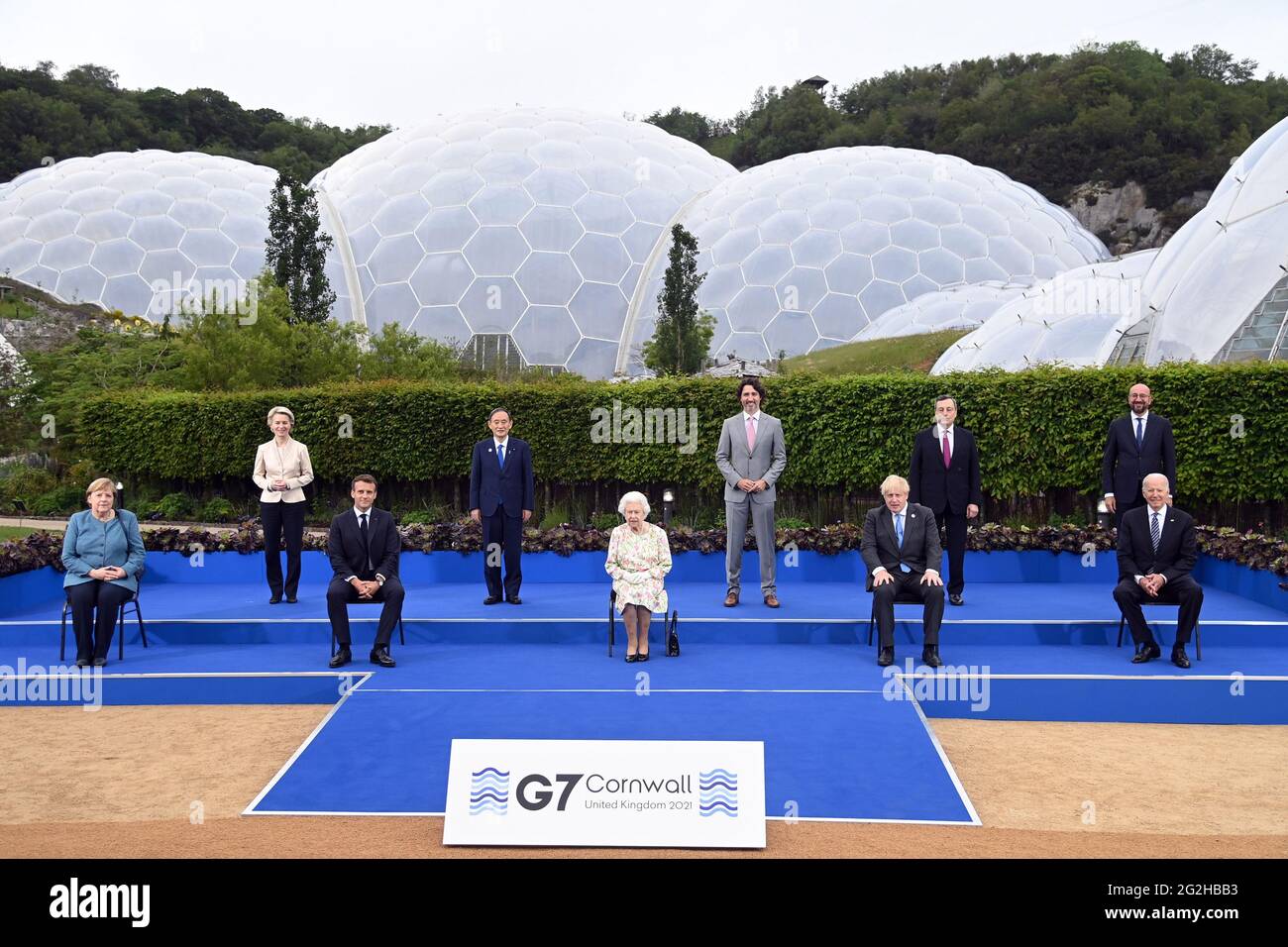 La regina Elisabetta II si pone con i leader del G7 (fila posteriore da L a R) Presidente della Commissione europea Ursula von der Leyen, primo ministro giapponese Yoshihide Suga, primo ministro canadese Justin Trudeau, primo ministro italiano Mario Draghi, presidente del Consiglio europeo Charles Michel, (prima fila da sinistra a destra) La cancelliera tedesca Angela Merkel, il presidente francese Emmanuel Macron, il primo ministro britannico Boris Johnson e il presidente degli Stati Uniti Joe Biden, prima di un ricevimento al progetto Eden il 11 giugno 2021, durante il vertice del G7 in Cornovaglia, Regno Unito. Foto di Karwai Tang/G7 Cornwall 2021/UPI Foto Stock