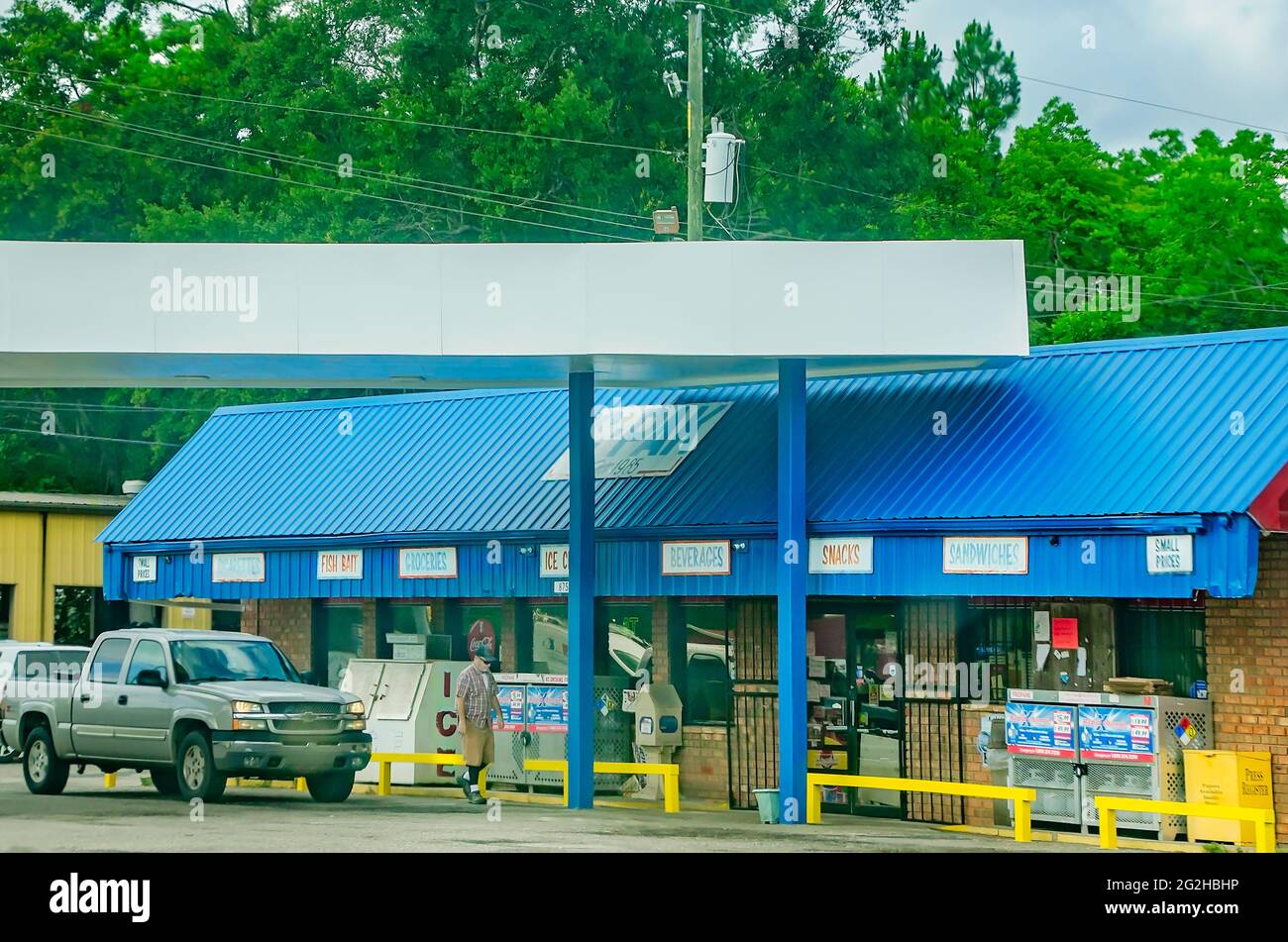 Il minimarket C-Pak è raffigurato, 10 giugno 2021, a Grand Bay, Alabama. La stazione di servizio vende una varietà di prodotti, tra cui l'esca di pesce. Foto Stock