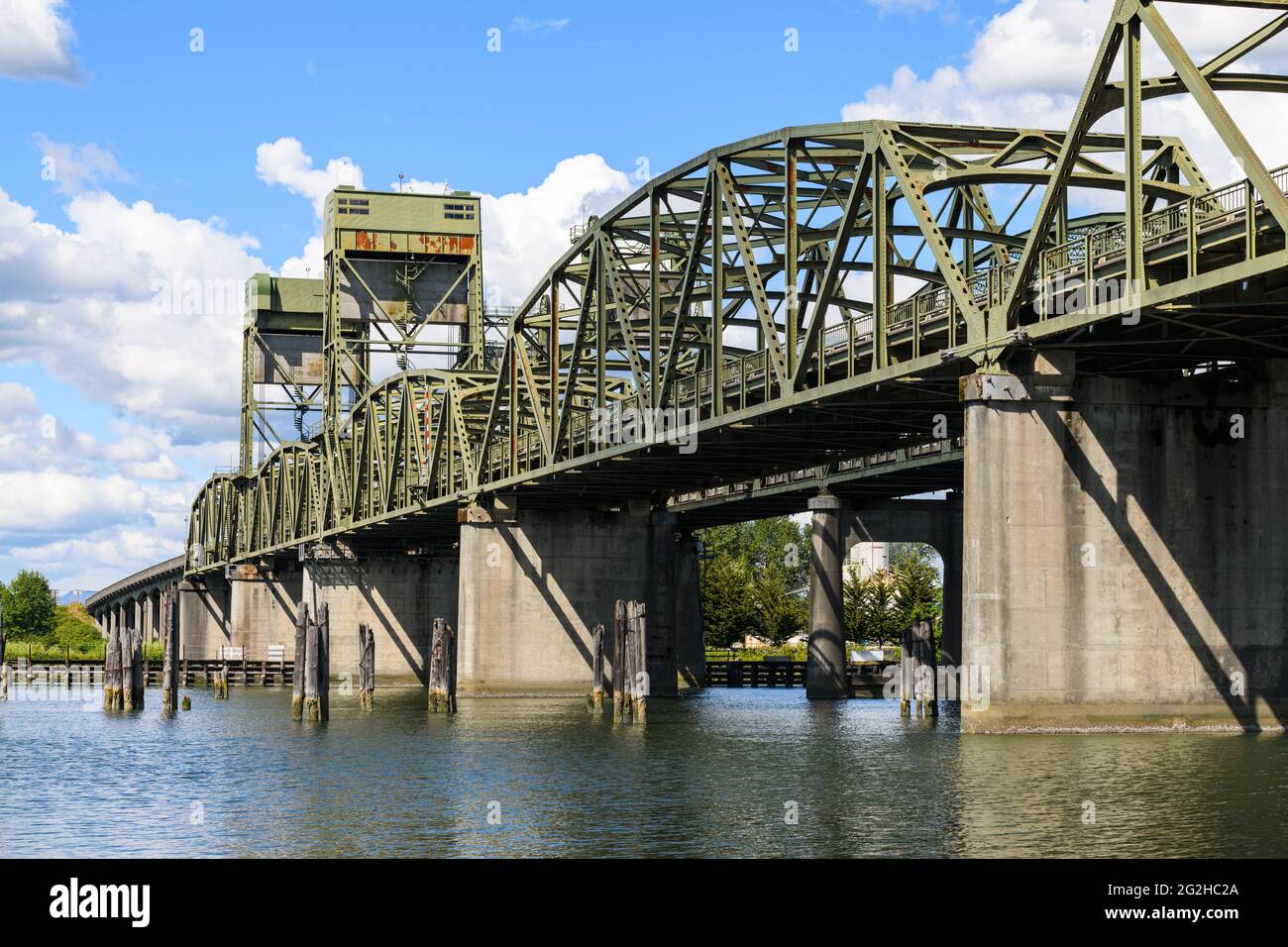 Everett, WA, USA - 07 giugno 2021; state Route 529 Warren swing bridge sopra Steamboat Slough a Everett, Washington. Foto Stock