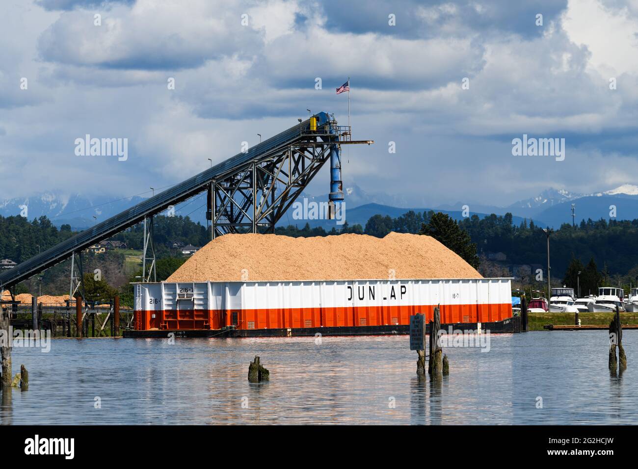 Everett, WA, USA - 07 giugno 2021 - Dunglap Towing Company, barattolo pieno di trucioli di legno pronto per la partenza dal loro cantiere Everett Foto Stock