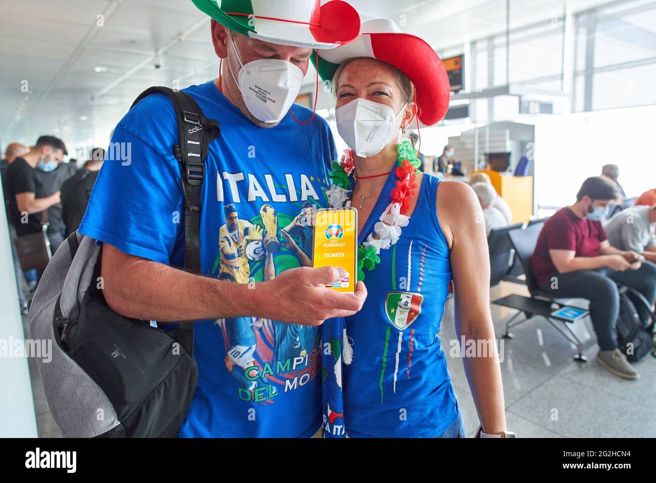 Tifosi tedeschi della squadra Italia all'aeroporto internazionale di Monaco TURCHIA - ITALIA Calcio Campionati europei 2020, 2021 Stagione 2020/2021 ROMA, ITALIA, 11 GIUGNO 2021. © Peter Schatz / Alamy Live News Foto Stock