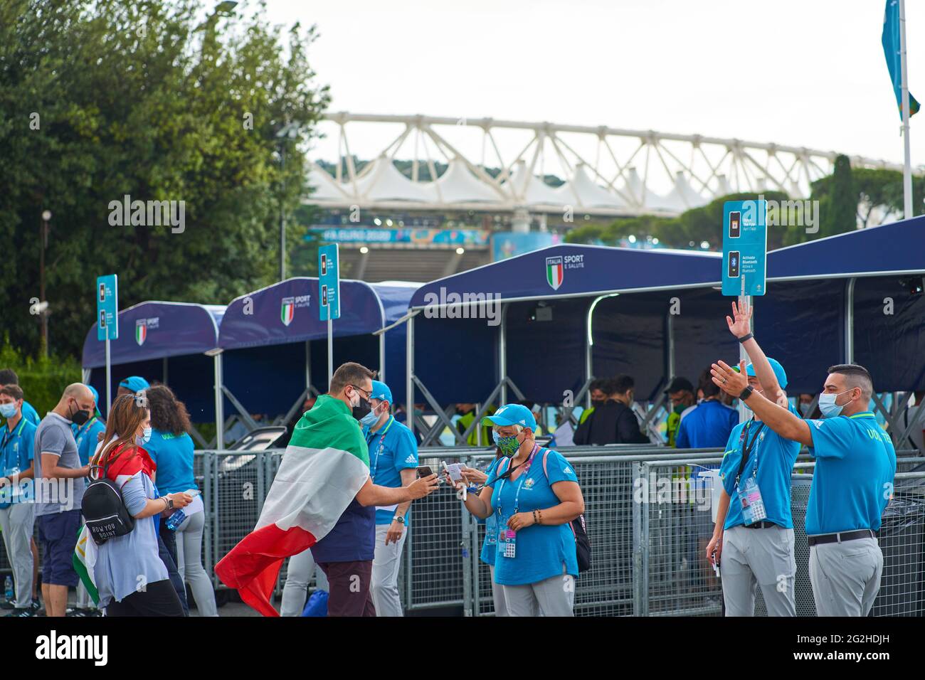 Roma, Italia. 11 Giugno 2021. Tifosi turchi e italiani allo Stadio Olimpico di Roma prima della partita TURCHIA - ITALIA Calcio Campionati europei 2020, 2021 Stagione 2020/2021 ROMA, ITALIA, 11 GIUGNO 2021. Credit: Peter Schatz/Alamy Live News Foto Stock