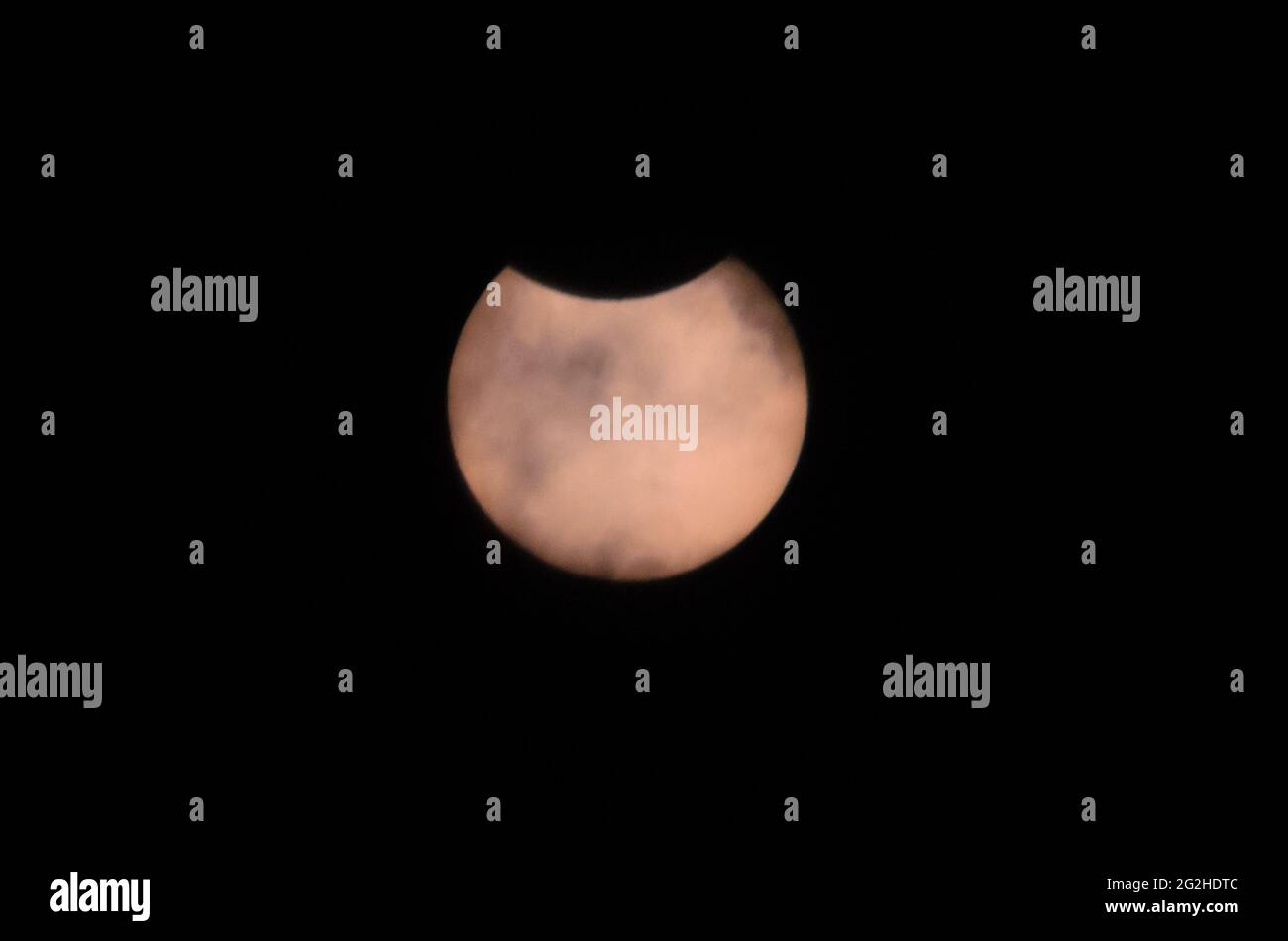 Parziale eclissi solare con nuvole al massimo il 10 giugno 2021 vicino a Treviri, Germania Foto Stock