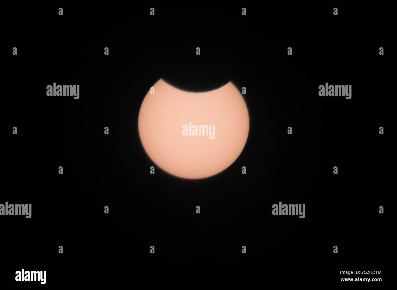 Eclissi solare parziale al massimo il 10 giugno 2021 presso Treviri, Germania Foto Stock