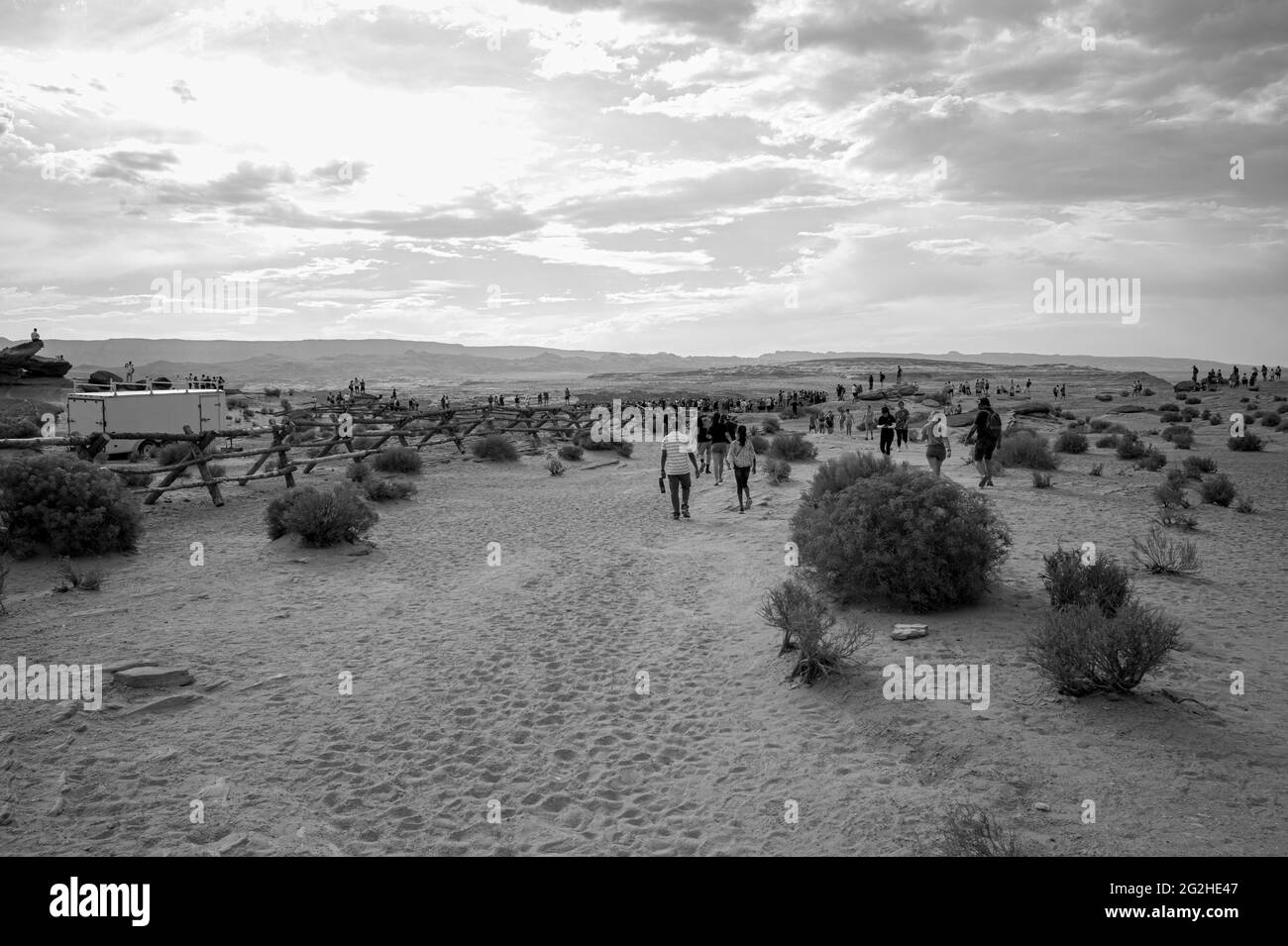 Molti turisti nel tardo pomeriggio all'Horseshoe Bend, Colorado River, Arizona, USA. Foto Stock