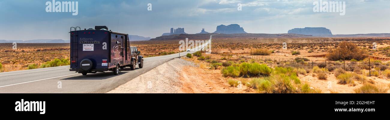 Vista spettacolare della Monument Valley dal famoso Forrest Gump Point (Mexican Hat, US-163), Utah, USA. È la scena del film in cui Forrest finalmente si ferma dopo la corsa quotidiana per alcuni anni. Foto Stock