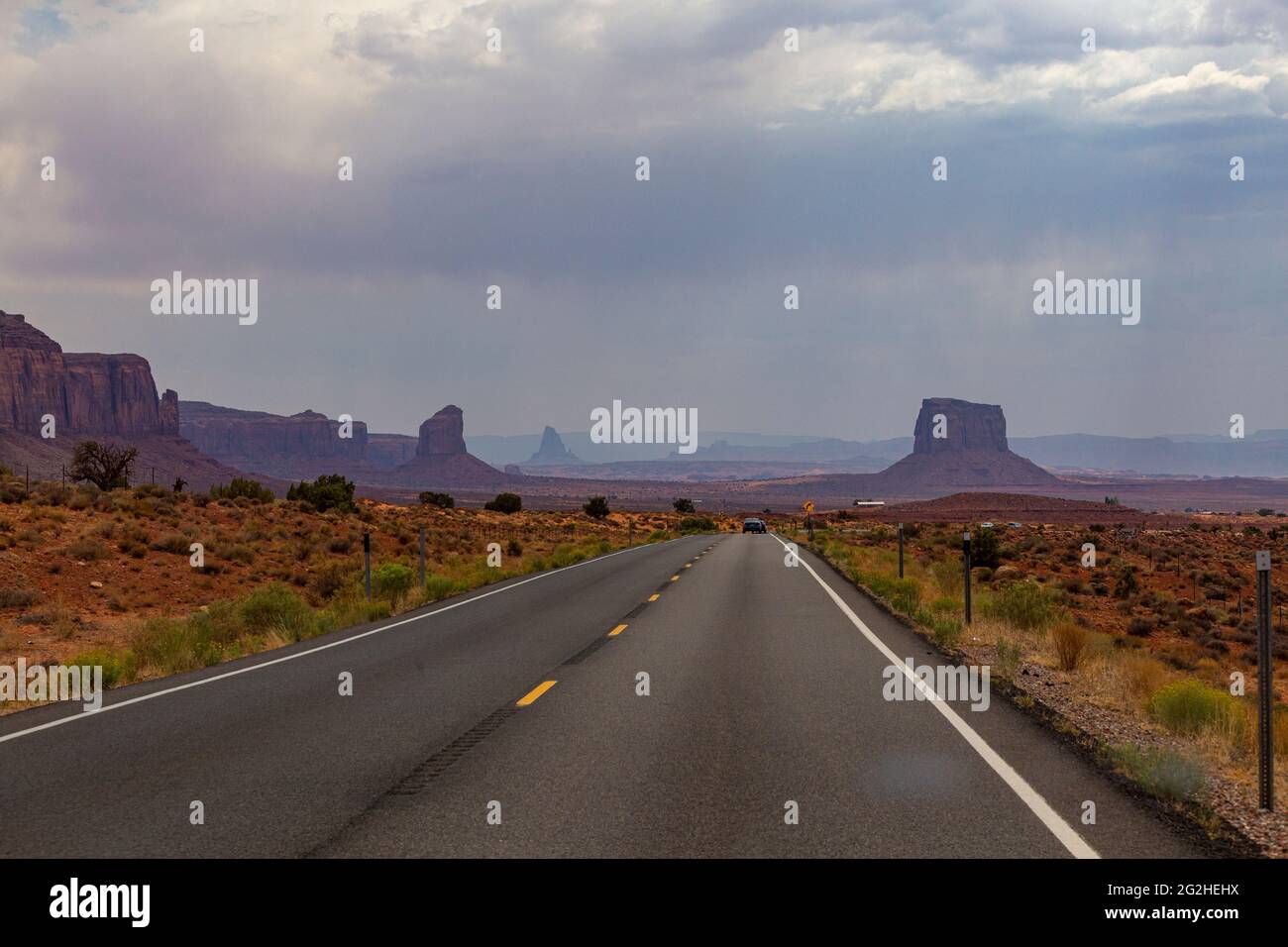 Vista spettacolare della Monument Valley dal famoso Forrest Gump Point (Mexican Hat, US-163), Utah, USA. È la scena del film in cui Forrest finalmente si ferma dopo la corsa quotidiana per alcuni anni. Foto Stock