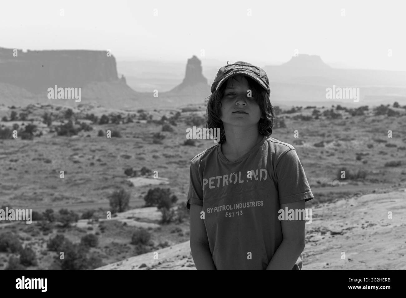 Boy in Whale Rock Trail e Viewpoint nel Canyonlands National Park, Utah, USA Foto Stock