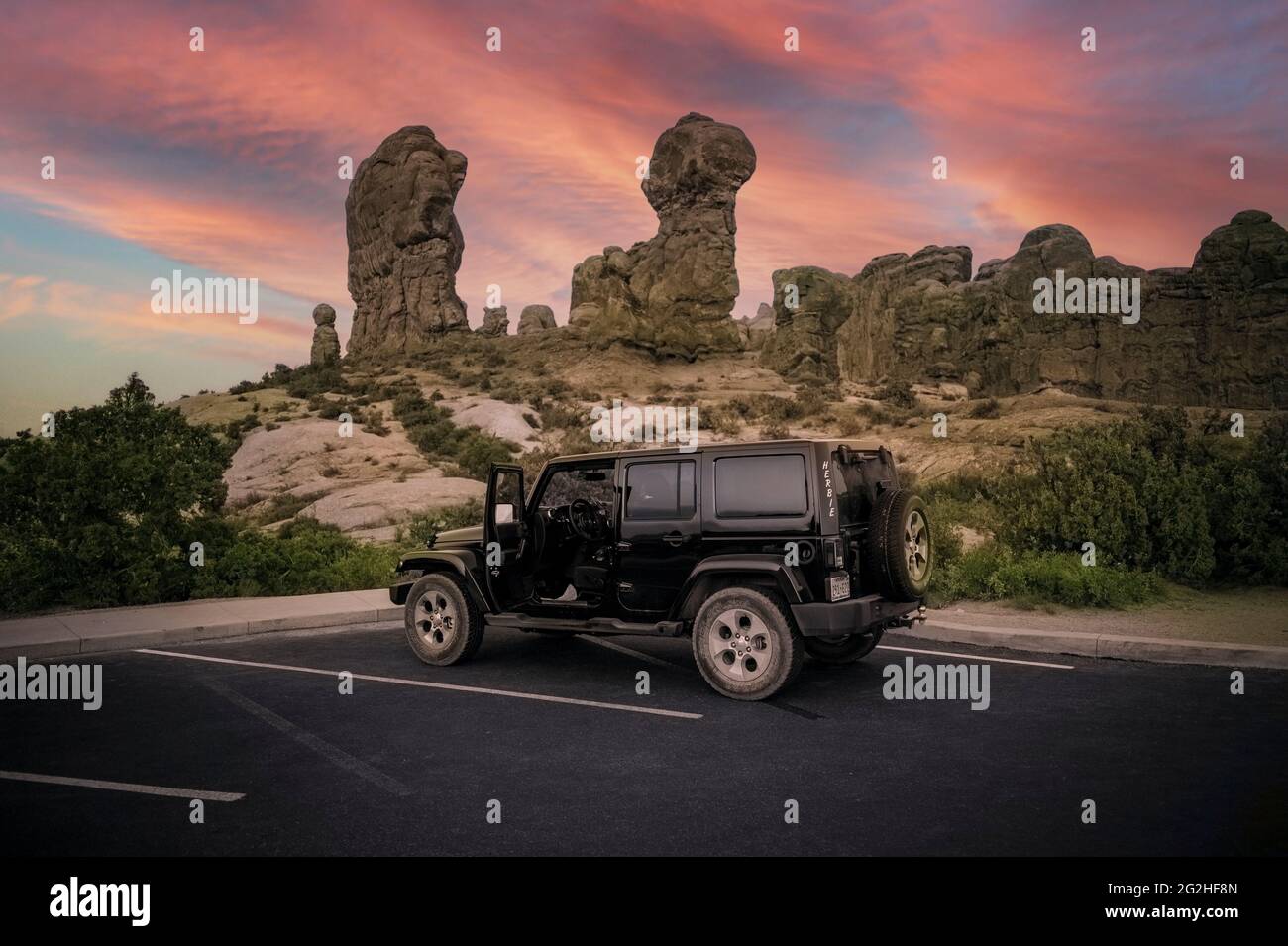 Jeep al Garden of Eden Viewpoint nel Parco Nazionale di Arches, vicino a Moab nello Utah, Stati Uniti Foto Stock