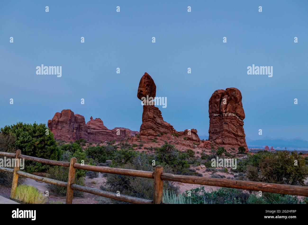 At the Balanced Rock - una massiccia roccia che poggia su uno stretto pilastro nel Parco Nazionale di Arches, vicino a Moab nello Utah, Stati Uniti Foto Stock