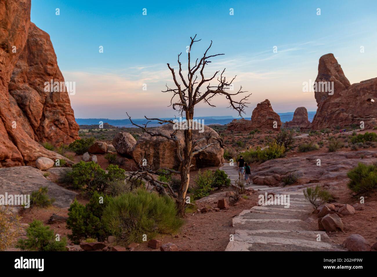 Arco della torretta - una pinna di arenaria con aperture grandi e piccole e una colonna di roccia più alta, simile a una torretta, a lato. Arches National Park, vicino a Moab nello Utah, Stati Uniti. Foto Stock