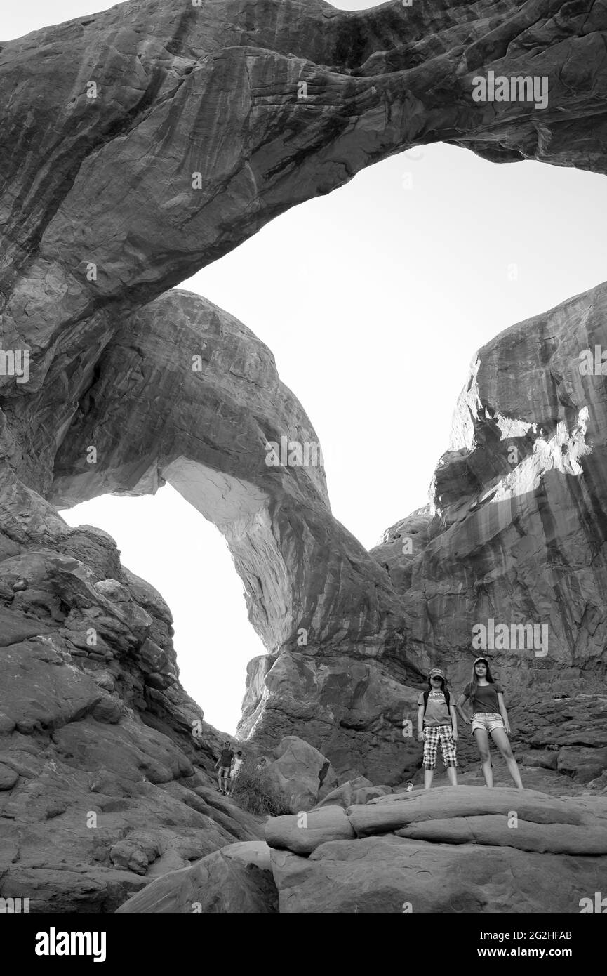 Il famoso Double Arch - una formazione di arenaria e popolare luogo fotografico con due grandi archi che si spriggono dalla stessa fondazione laterale - noto per le campate anteriori e posteriori nel Parco Nazionale di Arches, vicino a Moab nello Utah, USA Foto Stock