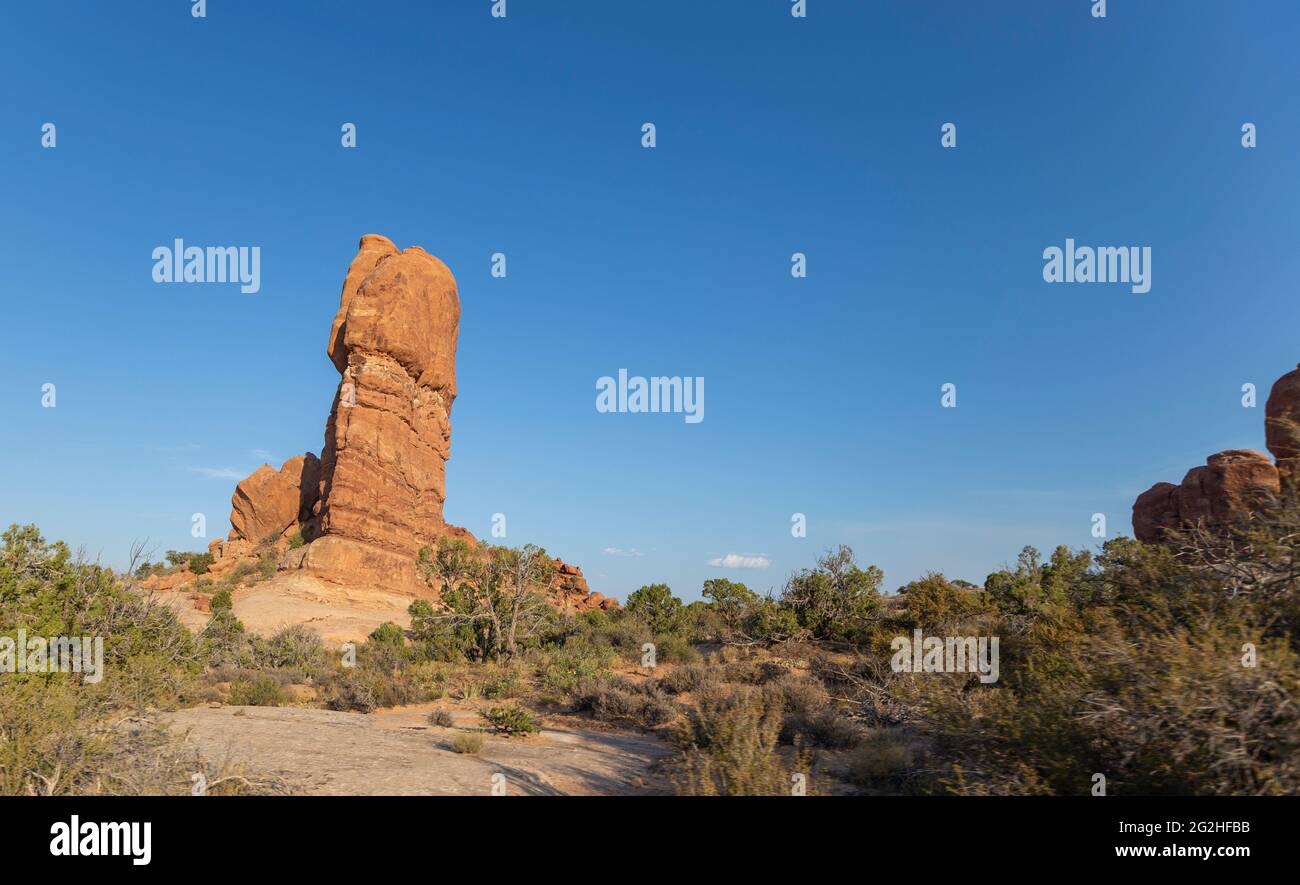 At the Balanced Rock - una massiccia roccia che poggia su uno stretto pilastro nel Parco Nazionale di Arches, vicino a Moab nello Utah, Stati Uniti Foto Stock