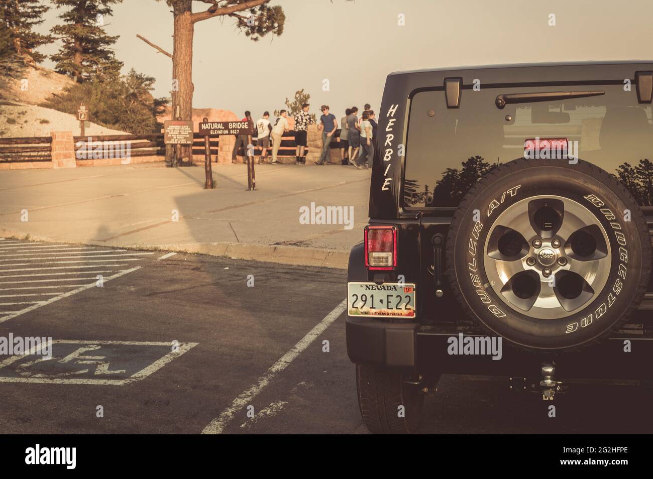 Natural Bridge, un imponente arco di 85 piedi di roccia rossa scolpito da sedimentarie rocce rosse da forze geologiche nel corso di milioni di anni. Bryce Canyon National Park, Utah, Stati Uniti Foto Stock