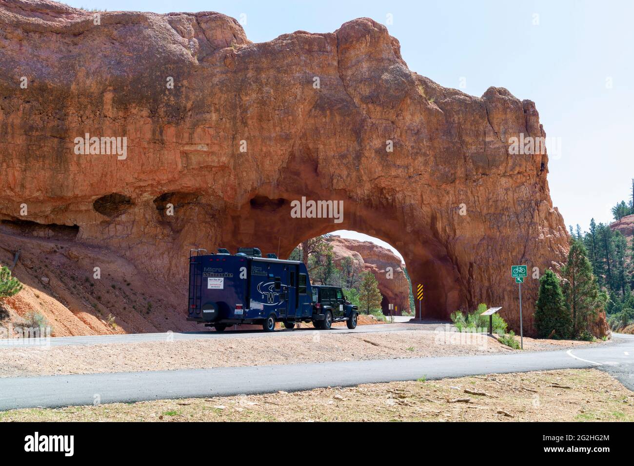 Parcheggio in jeep e roulotte blu di fronte al famoso Red Canyon Arch, Panguitch, Utah, USA Foto Stock