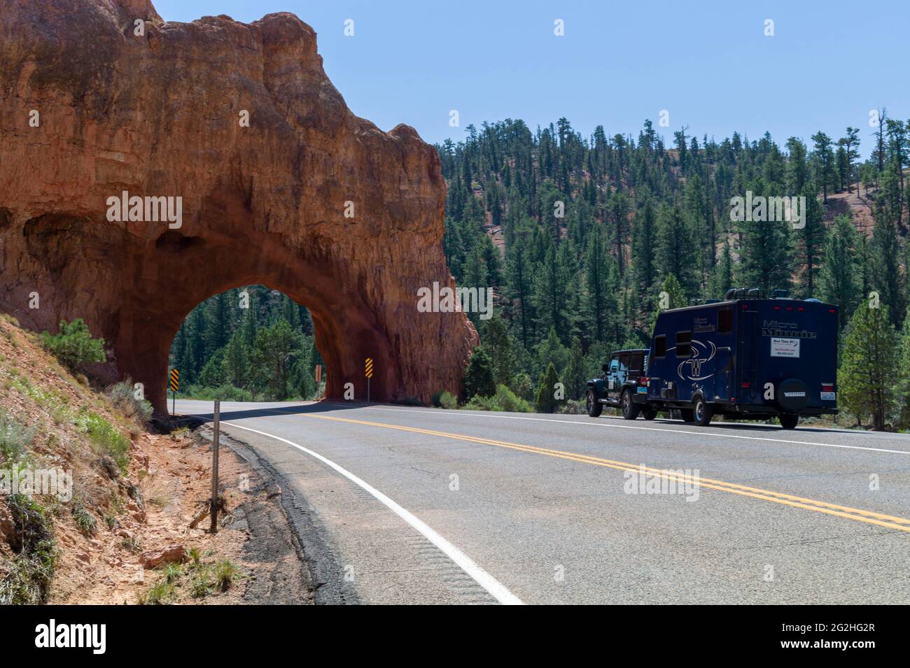 Parcheggio in jeep e roulotte blu di fronte al famoso Red Canyon Arch, Panguitch, Utah, USA Foto Stock