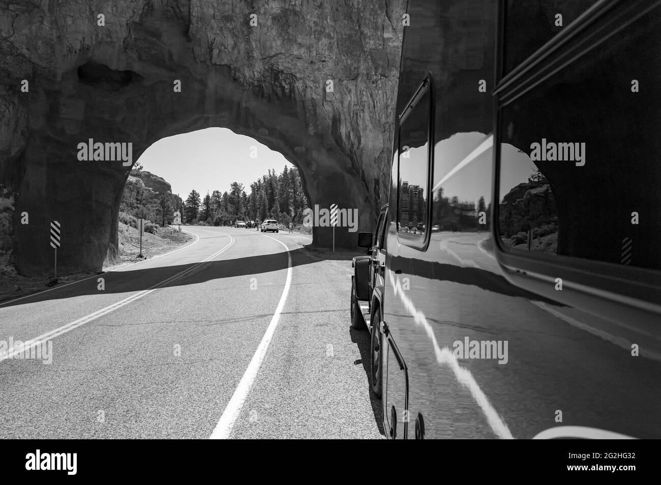 Parcheggio in jeep e roulotte blu di fronte al famoso Red Canyon Arch, Panguitch, Utah, USA Foto Stock