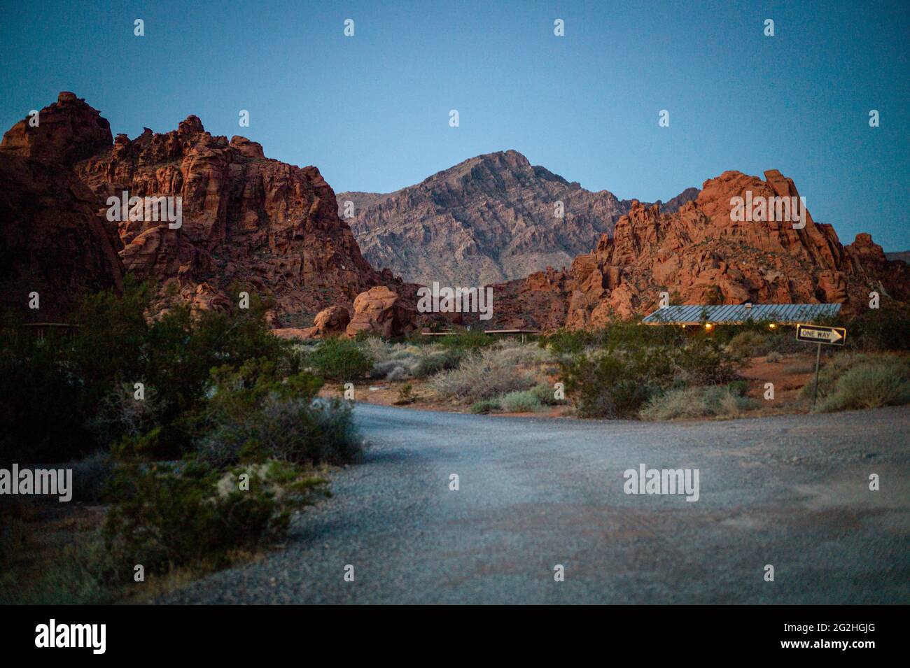 La mattina presto presso l'Atlatl Rock Campground in Valley of Fire state Park, Nevada, USA Foto Stock