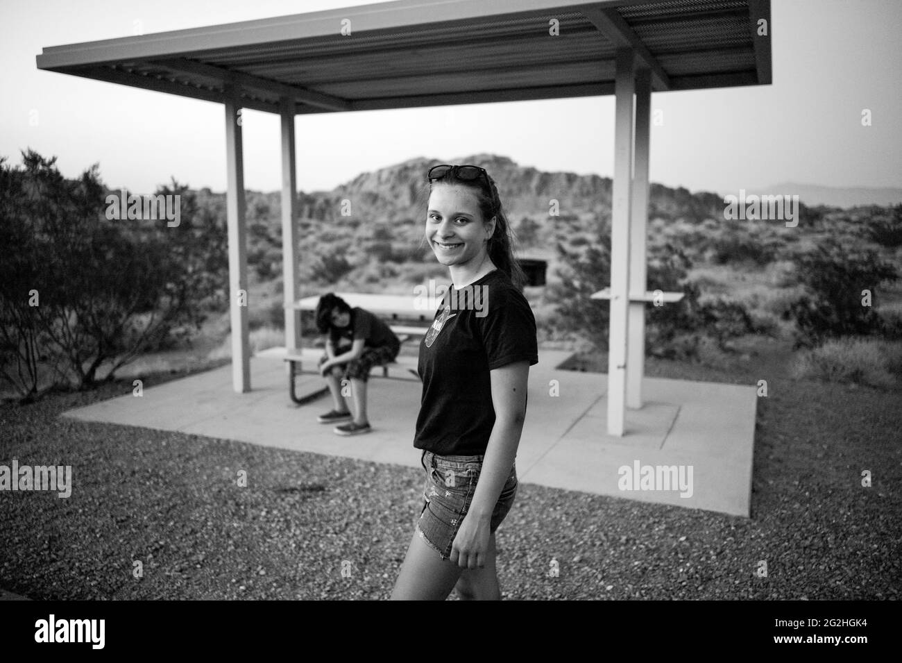 Ragazza e ragazzo al Campground in Valley of Fire state Park, Nevada, Stati Uniti Foto Stock