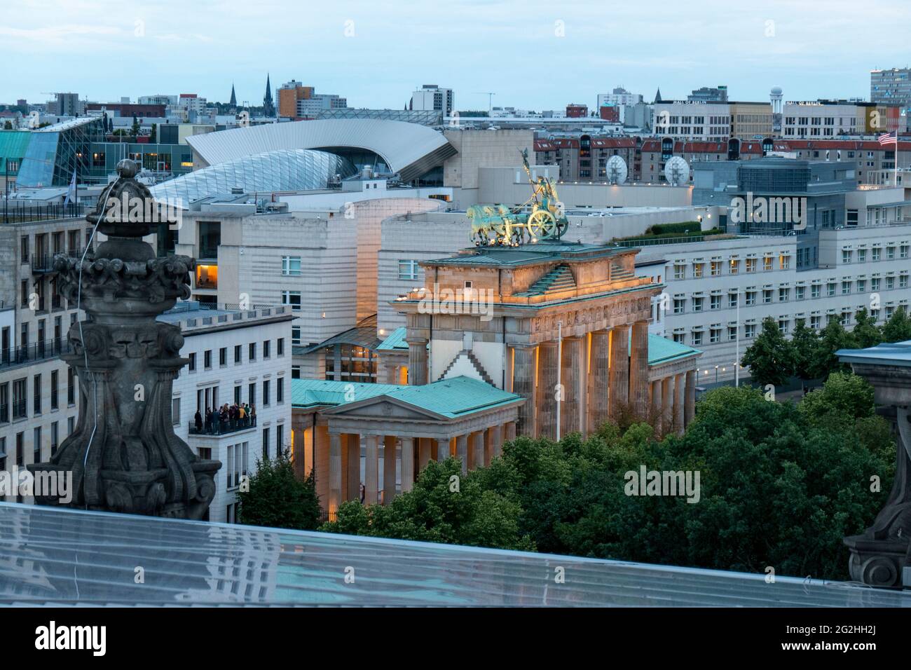 Vista della porta di Brandeburgo e di Pariser Platz dalla terrazza sul tetto dell'edificio Reichstag, Bundestag, Berlino, Germania Foto Stock
