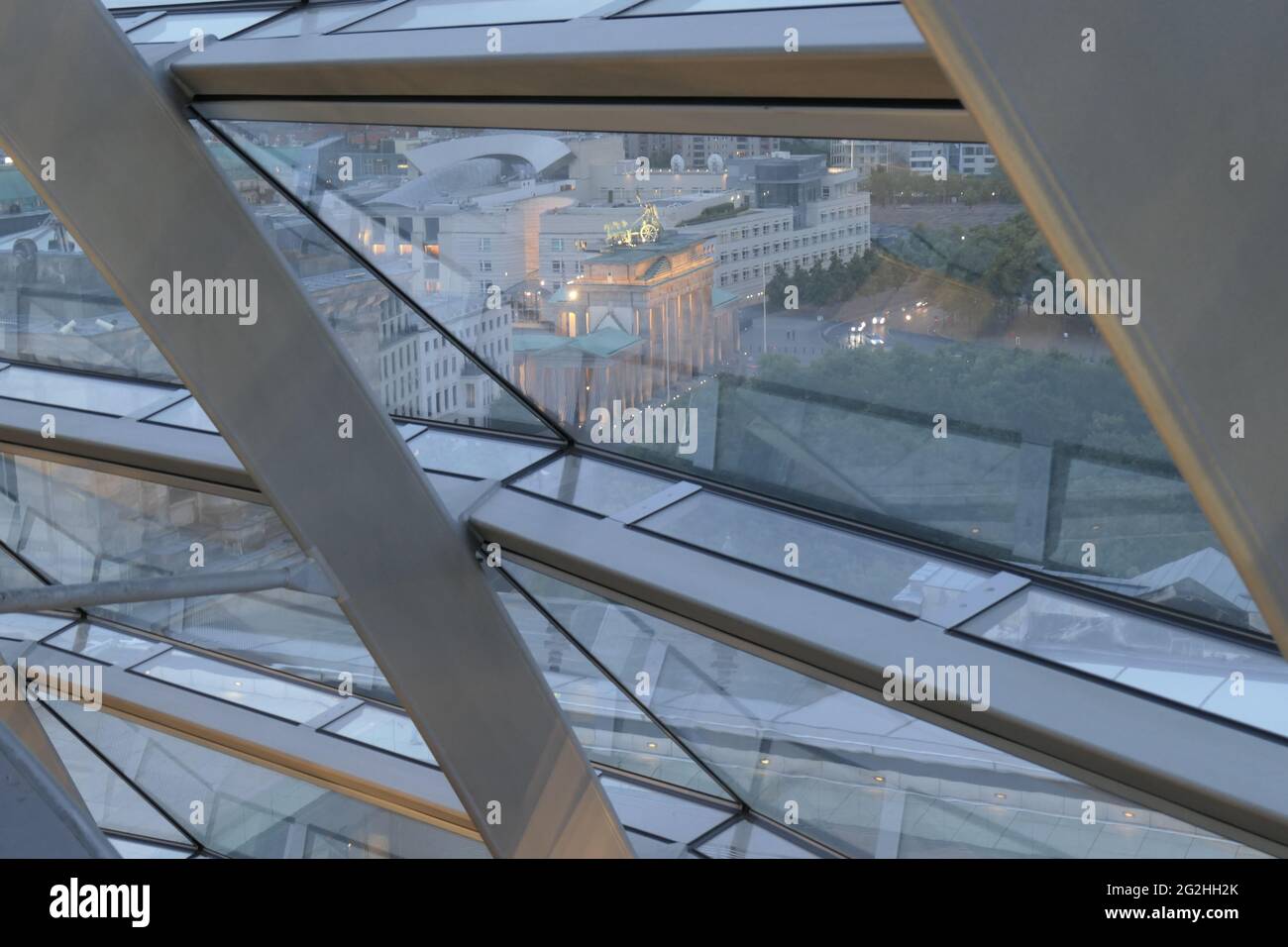 Vista attraverso la cupola edificio Reichstag sulla porta di Brandeburgo, Bundestag, Berlino, Germania Foto Stock