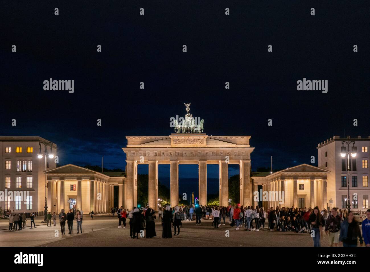 Porta di Brandeburgo illuminata di notte, Berlino di notte, Pariser Platz, Berlino, Germania Foto Stock