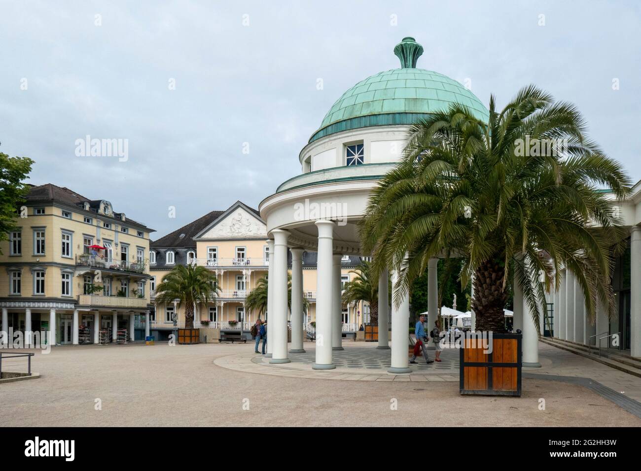 Hylliger Born, Brunnenplatz, entrata Wandelhalle, Bad Pyrmont, Weser Uplands, Bassa Sassonia, Germania Foto Stock