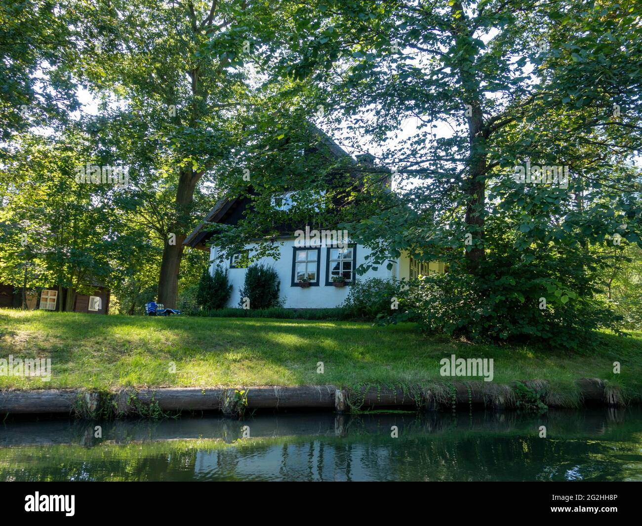 Casa sul canale, interno Spreewald vicino a Lübbenau, Riserva della Biosfera, Brandeburgo, Germania Foto Stock