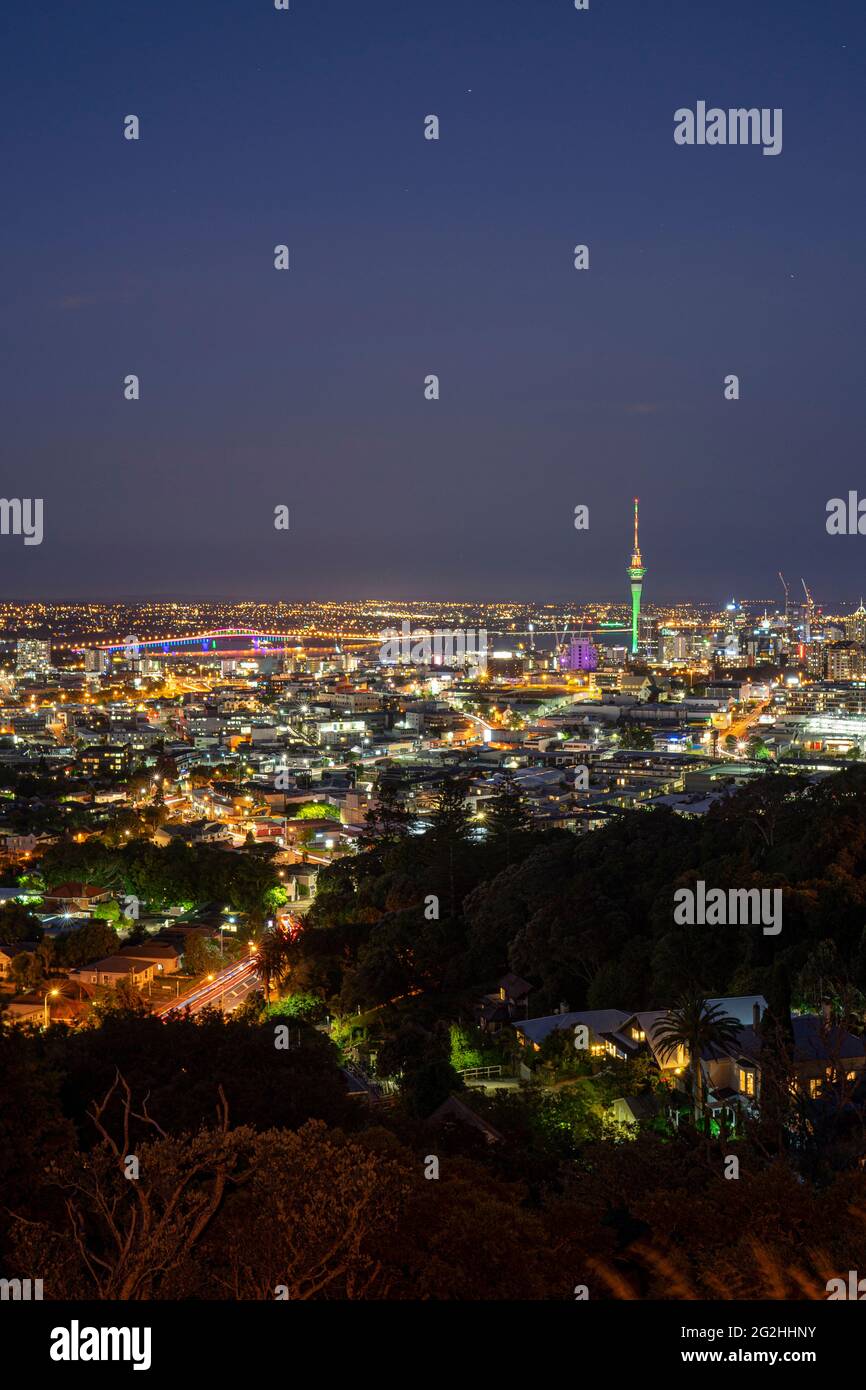 Vista di Aukland dal punto di osservazione del Monte Eden, punto di osservazione di Auckland, Auckland Privevince, Isola del Nord, Nuova Zelanda Foto Stock