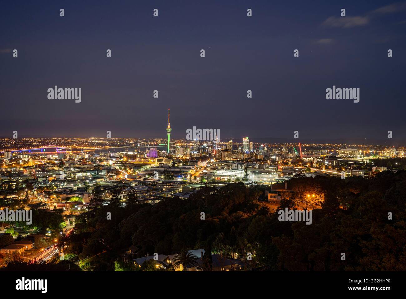 Vista di Aukland dal punto di osservazione del Monte Eden, punto di osservazione di Auckland, Auckland Privevince, Isola del Nord, Nuova Zelanda Foto Stock