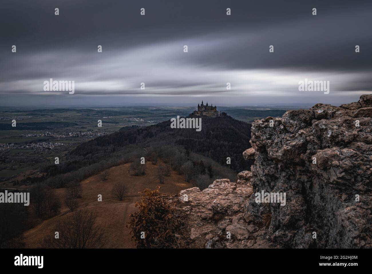 Le fitte nuvole si spostano sul paese, il castello di Hohenzollern, l'Alb sveva, Baden-Wuerttemberg, Germania, Europa Foto Stock